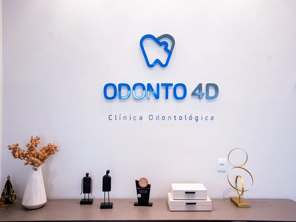 Recepção Odonto 4D com logo na parede